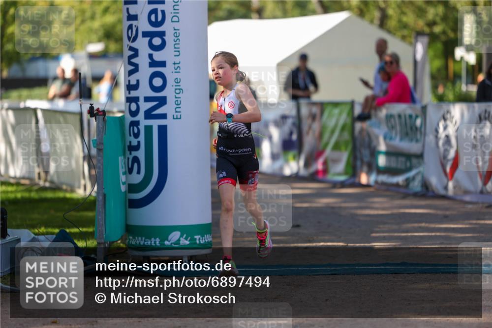 01.09.2024 - 17. Tribühne Triathlon Michael Strokosch http://msf.ph/oto/6897494 01.09.2024 09:52:48 Ziel 121 meine-sportfotos.de