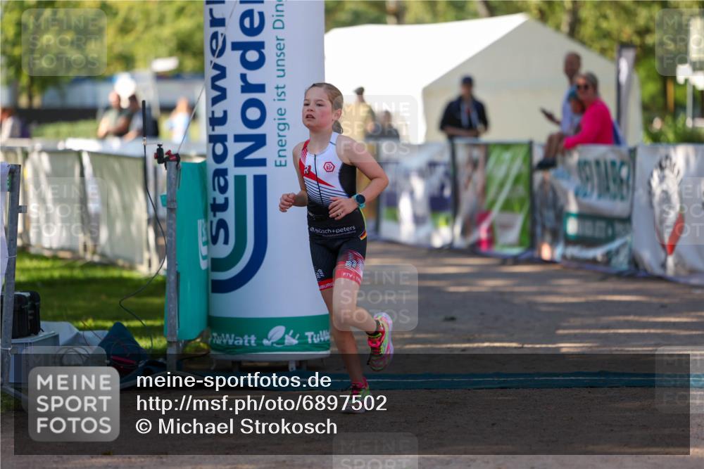 01.09.2024 - 17. Tribühne Triathlon Michael Strokosch http://msf.ph/oto/6897502 01.09.2024 09:52:48 Ziel 121 meine-sportfotos.de