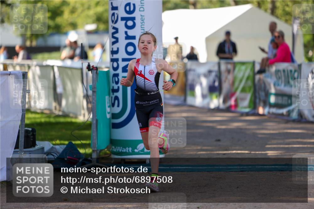 01.09.2024 - 17. Tribühne Triathlon Michael Strokosch http://msf.ph/oto/6897508 01.09.2024 09:52:48 Ziel 121 meine-sportfotos.de