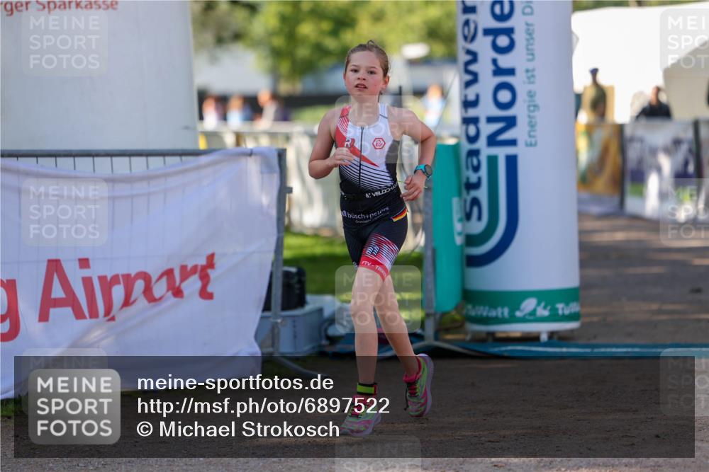 01.09.2024 - 17. Tribühne Triathlon Michael Strokosch http://msf.ph/oto/6897522 01.09.2024 09:52:49 Ziel 121 meine-sportfotos.de