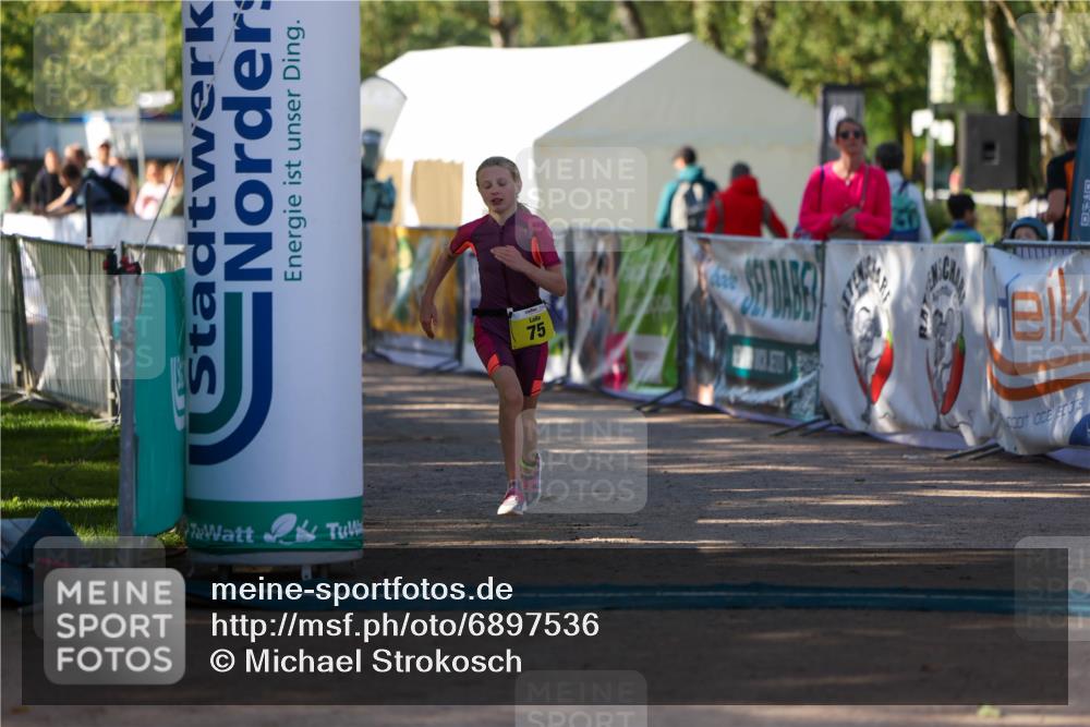 01.09.2024 - 17. Tribühne Triathlon Michael Strokosch http://msf.ph/oto/6897536 01.09.2024 09:53:57 Ziel 75 meine-sportfotos.de