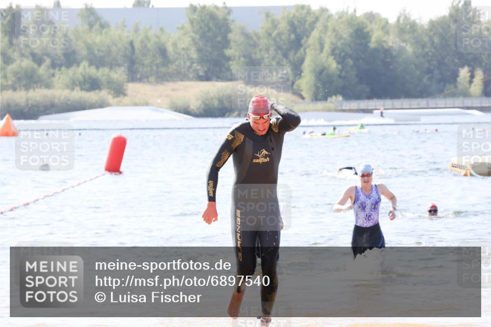 01.09.2024 - 17. Tribühne Triathlon Luisa Fischer http://msf.ph/oto/6897540 01.09.2024 11:41:48 Schwimmen 572, 582, 689, 701 meine-sportfotos.de