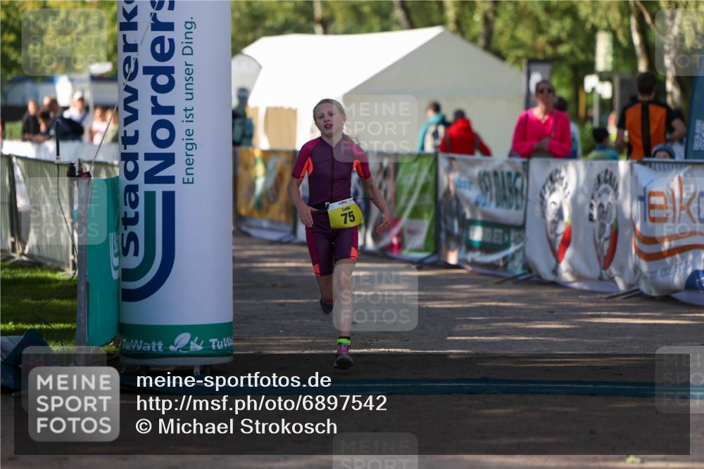 01.09.2024 - 17. Tribühne Triathlon Michael Strokosch http://msf.ph/oto/6897542 01.09.2024 09:53:57 Ziel 75 meine-sportfotos.de