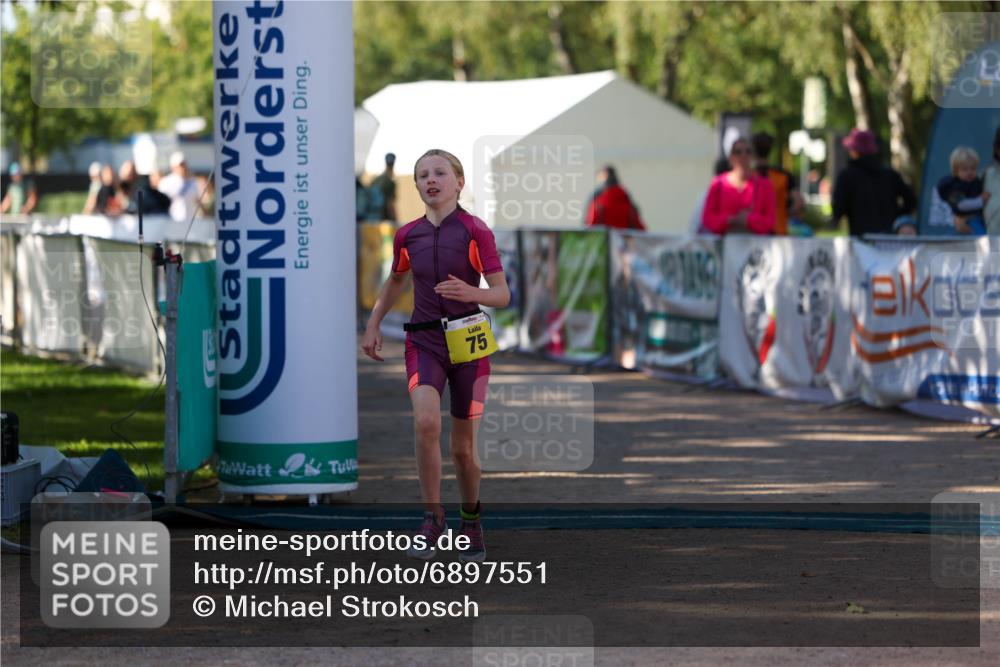 01.09.2024 - 17. Tribühne Triathlon Michael Strokosch http://msf.ph/oto/6897551 01.09.2024 09:53:58 Ziel 75 meine-sportfotos.de