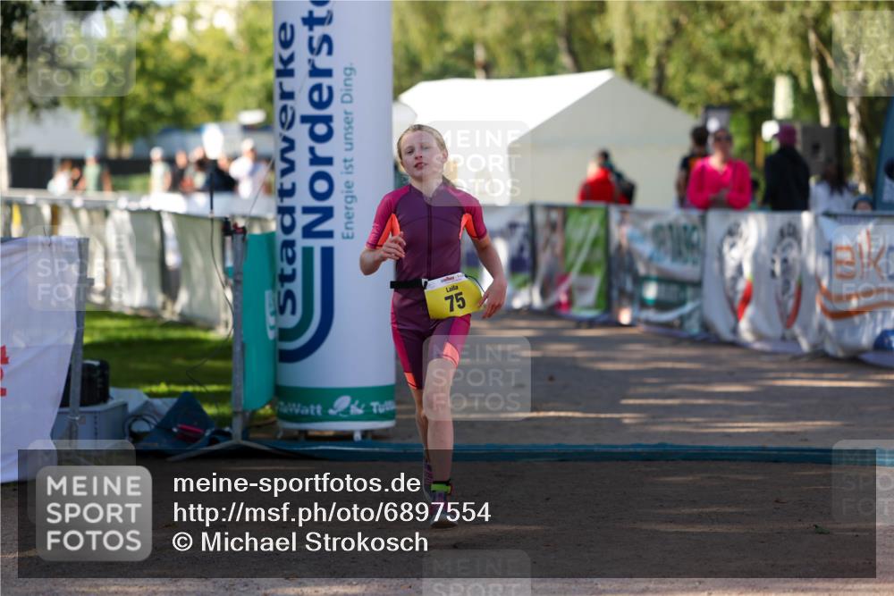 01.09.2024 - 17. Tribühne Triathlon Michael Strokosch http://msf.ph/oto/6897554 01.09.2024 09:53:58 Ziel 75 meine-sportfotos.de