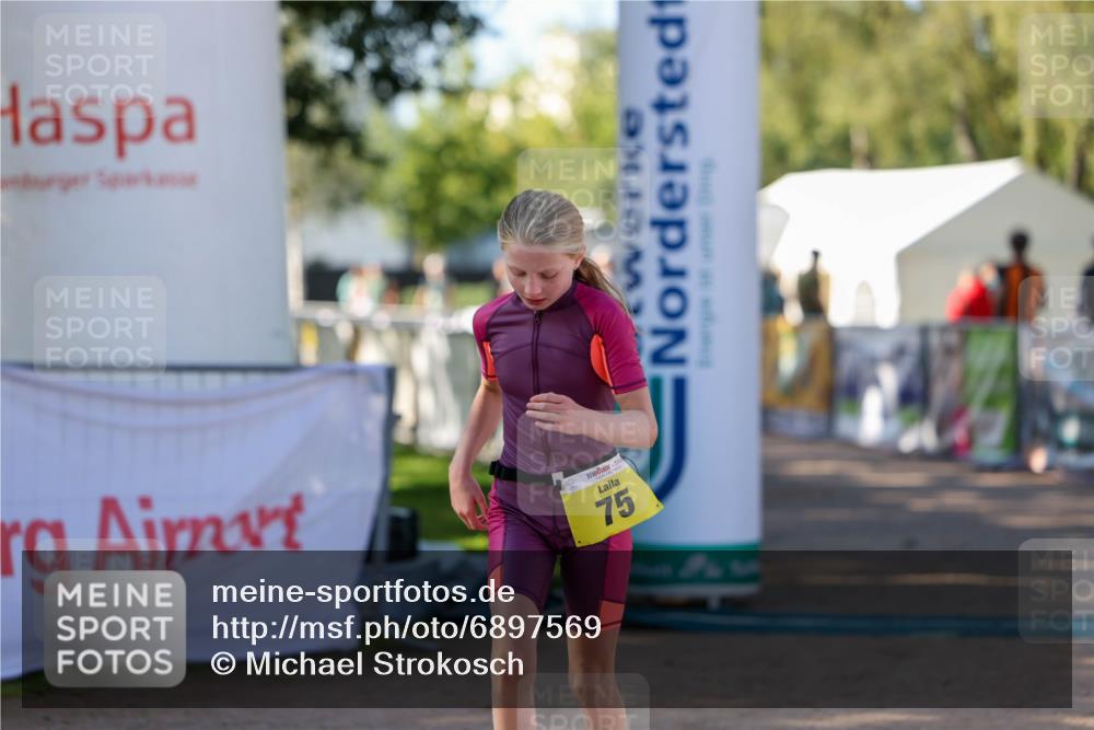 01.09.2024 - 17. Tribühne Triathlon Michael Strokosch http://msf.ph/oto/6897569 01.09.2024 09:53:59 Ziel 75 meine-sportfotos.de