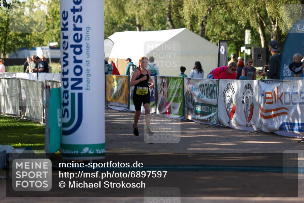 01.09.2024 - 17. Tribühne Triathlon Michael Strokosch http://msf.ph/oto/6897597 01.09.2024 09:54:05 Ziel 123 meine-sportfotos.de