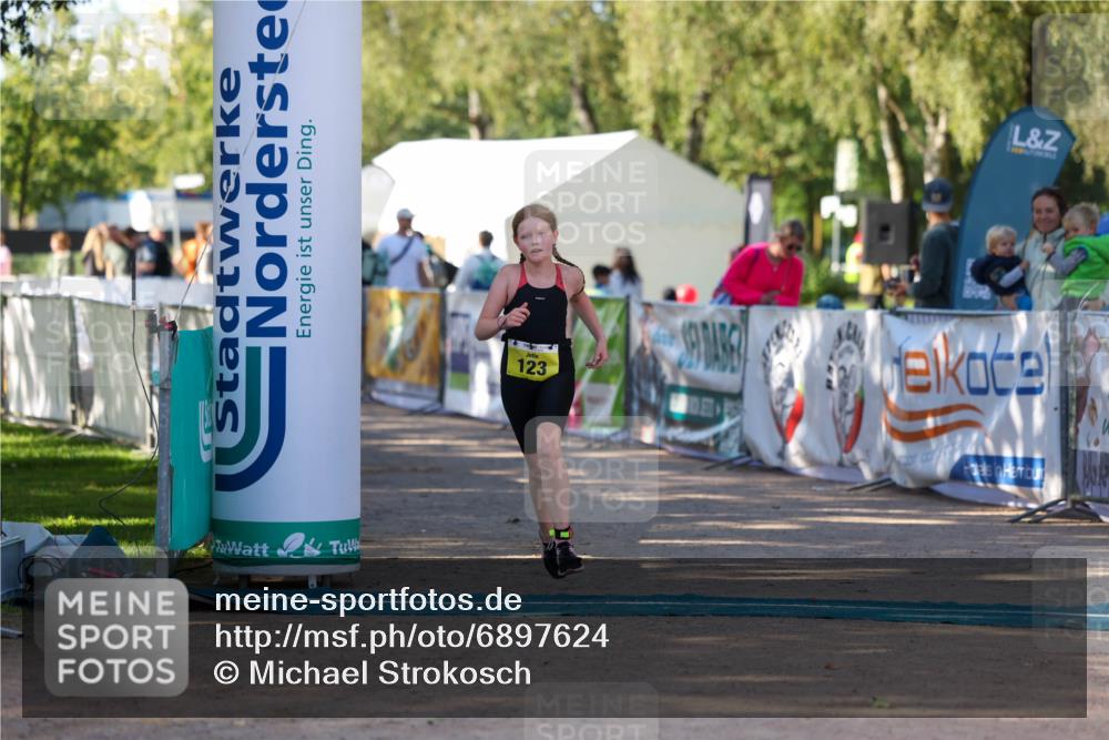 01.09.2024 - 17. Tribühne Triathlon Michael Strokosch http://msf.ph/oto/6897624 01.09.2024 09:54:06 Ziel 123 meine-sportfotos.de