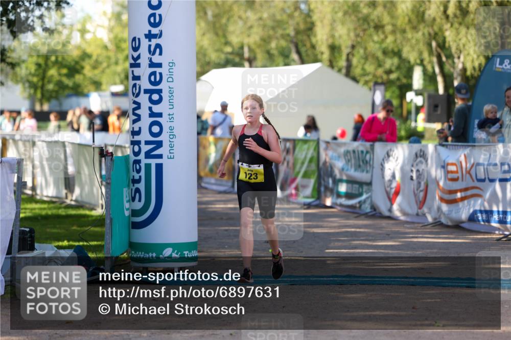 01.09.2024 - 17. Tribühne Triathlon Michael Strokosch http://msf.ph/oto/6897631 01.09.2024 09:54:07 Ziel 123 meine-sportfotos.de
