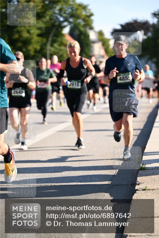 01.09.2024 - BARMER Alsterlauf Dr. Thomas Lammeyer http://msf.ph/oto/6897642 01.09.2024 09:35:52 Laufen 4855, 2915, 2649 meine-sportfotos.de
