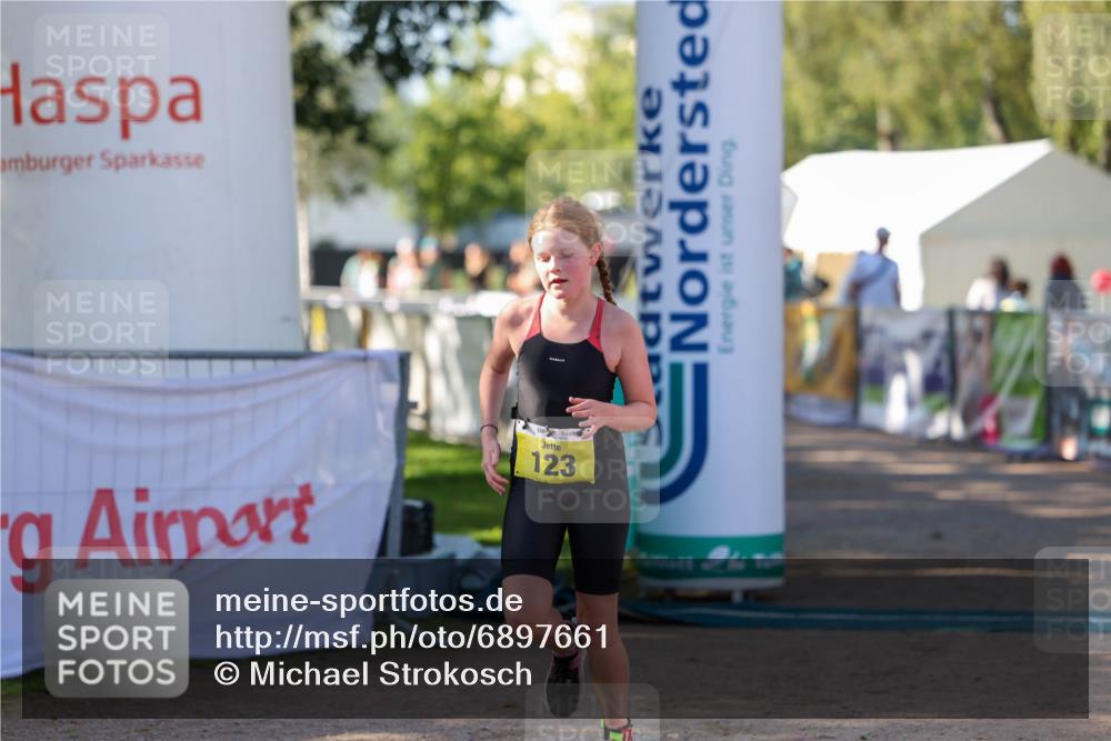 01.09.2024 - 17. Tribühne Triathlon Michael Strokosch http://msf.ph/oto/6897661 01.09.2024 09:54:08 Ziel 123 meine-sportfotos.de