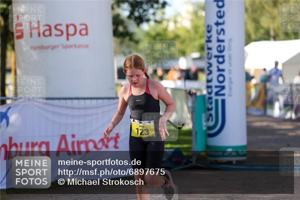 01.09.2024 - 17. Tribühne Triathlon Michael Strokosch http://msf.ph/oto/6897675 01.09.2024 09:54:08 Ziel 123 meine-sportfotos.de