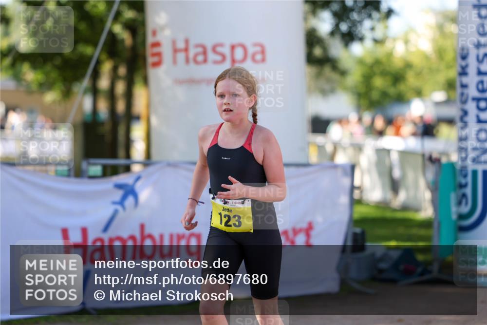 01.09.2024 - 17. Tribühne Triathlon Michael Strokosch http://msf.ph/oto/6897680 01.09.2024 09:54:09 Ziel 123 meine-sportfotos.de