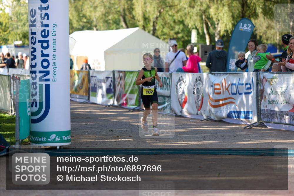 01.09.2024 - 17. Tribühne Triathlon Michael Strokosch http://msf.ph/oto/6897696 01.09.2024 09:54:19 Ziel 102 meine-sportfotos.de