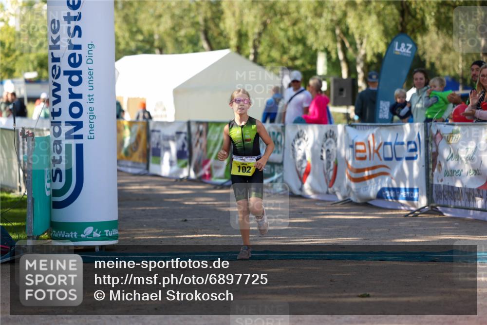 01.09.2024 - 17. Tribühne Triathlon Michael Strokosch http://msf.ph/oto/6897725 01.09.2024 09:54:20 Ziel 102 meine-sportfotos.de