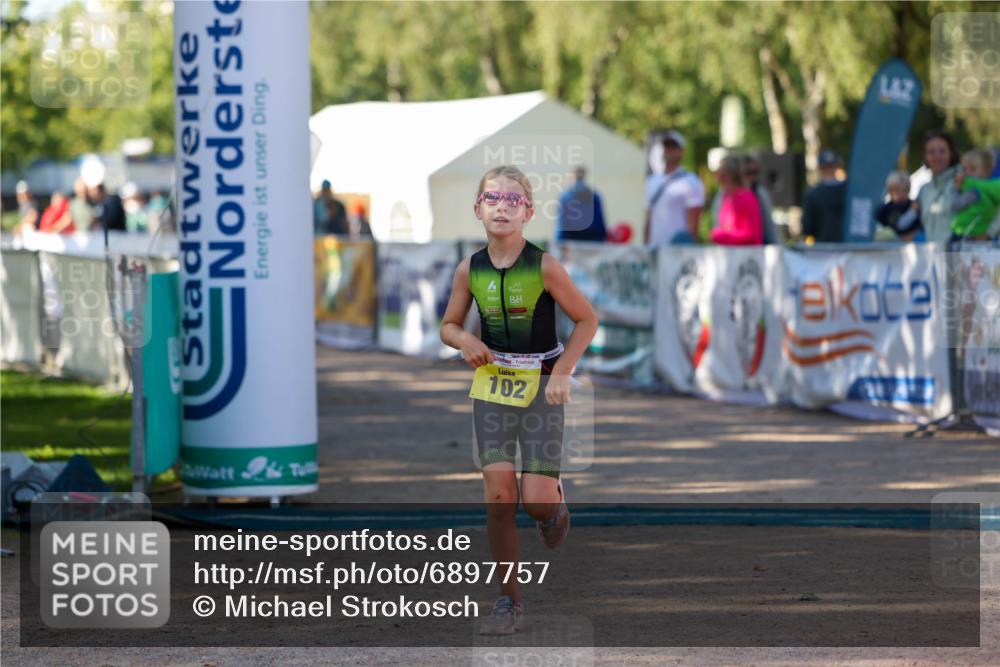 01.09.2024 - 17. Tribühne Triathlon Michael Strokosch http://msf.ph/oto/6897757 01.09.2024 09:54:21 Ziel 102 meine-sportfotos.de