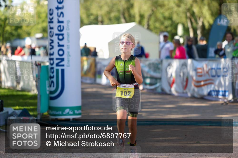 01.09.2024 - 17. Tribühne Triathlon Michael Strokosch http://msf.ph/oto/6897767 01.09.2024 09:54:22 Ziel 102 meine-sportfotos.de