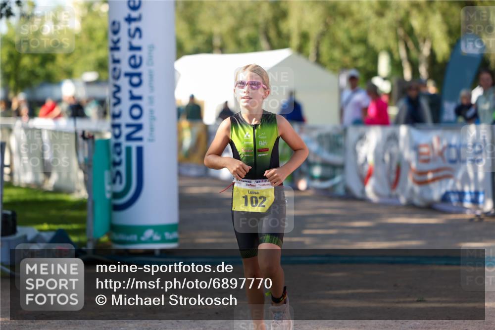 01.09.2024 - 17. Tribühne Triathlon Michael Strokosch http://msf.ph/oto/6897770 01.09.2024 09:54:22 Ziel 102 meine-sportfotos.de