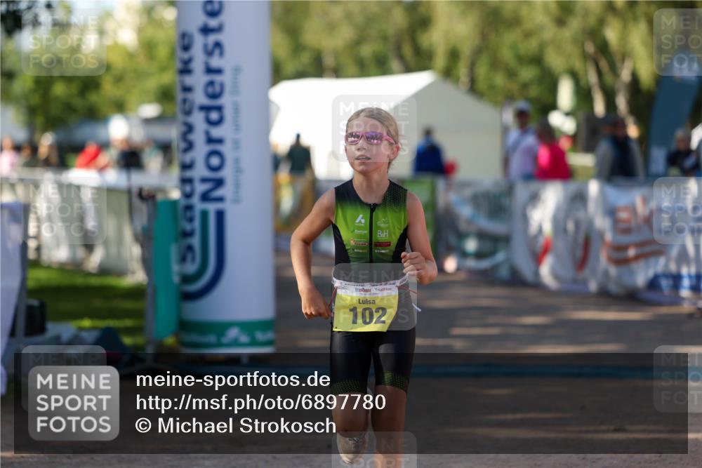 01.09.2024 - 17. Tribühne Triathlon Michael Strokosch http://msf.ph/oto/6897780 01.09.2024 09:54:22 Ziel 102 meine-sportfotos.de