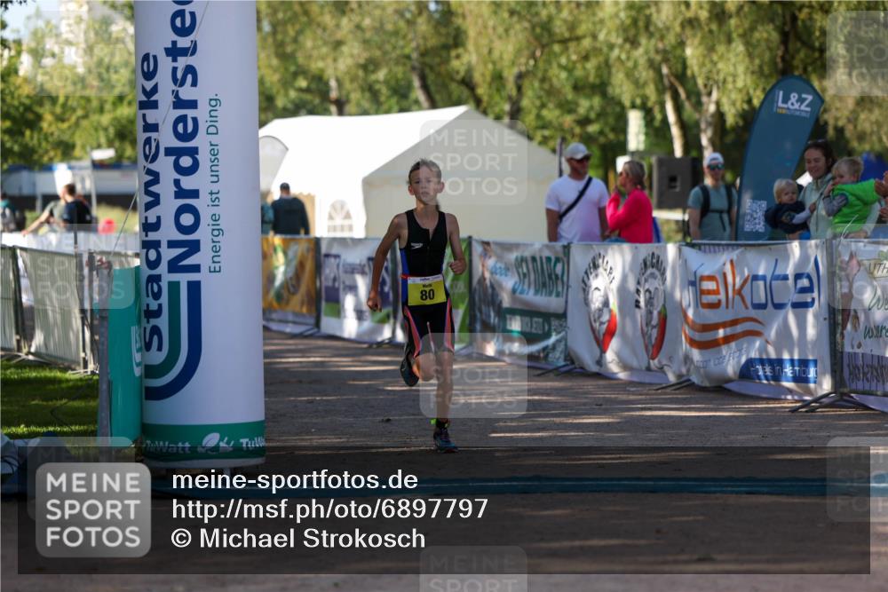 01.09.2024 - 17. Tribühne Triathlon Michael Strokosch http://msf.ph/oto/6897797 01.09.2024 09:54:33 Ziel 80 meine-sportfotos.de