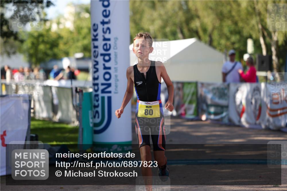 01.09.2024 - 17. Tribühne Triathlon Michael Strokosch http://msf.ph/oto/6897823 01.09.2024 09:54:36 Ziel 80 meine-sportfotos.de