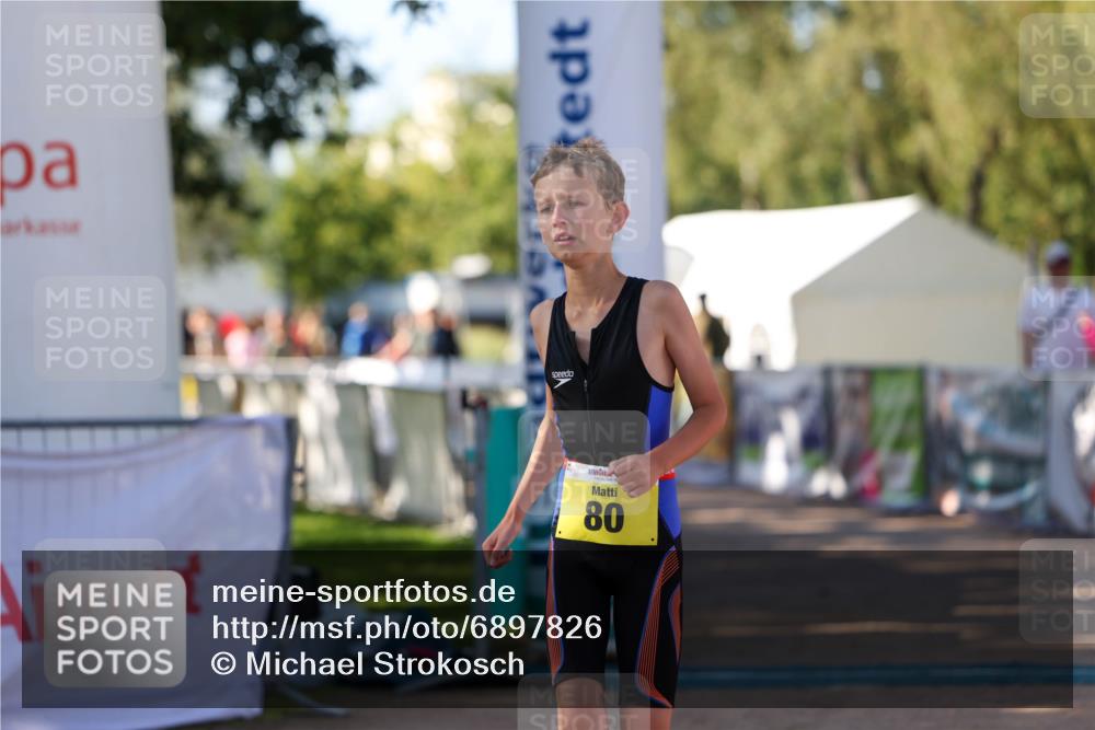01.09.2024 - 17. Tribühne Triathlon Michael Strokosch http://msf.ph/oto/6897826 01.09.2024 09:54:37 Ziel 80 meine-sportfotos.de
