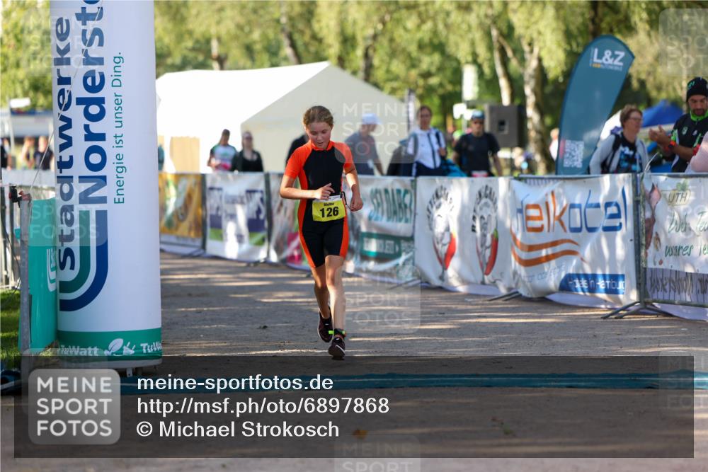01.09.2024 - 17. Tribühne Triathlon Michael Strokosch http://msf.ph/oto/6897868 01.09.2024 09:55:04 Ziel 126 meine-sportfotos.de