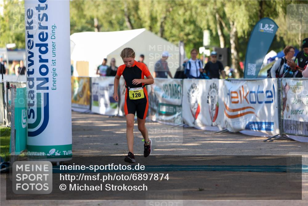 01.09.2024 - 17. Tribühne Triathlon Michael Strokosch http://msf.ph/oto/6897874 01.09.2024 09:55:04 Ziel 126 meine-sportfotos.de