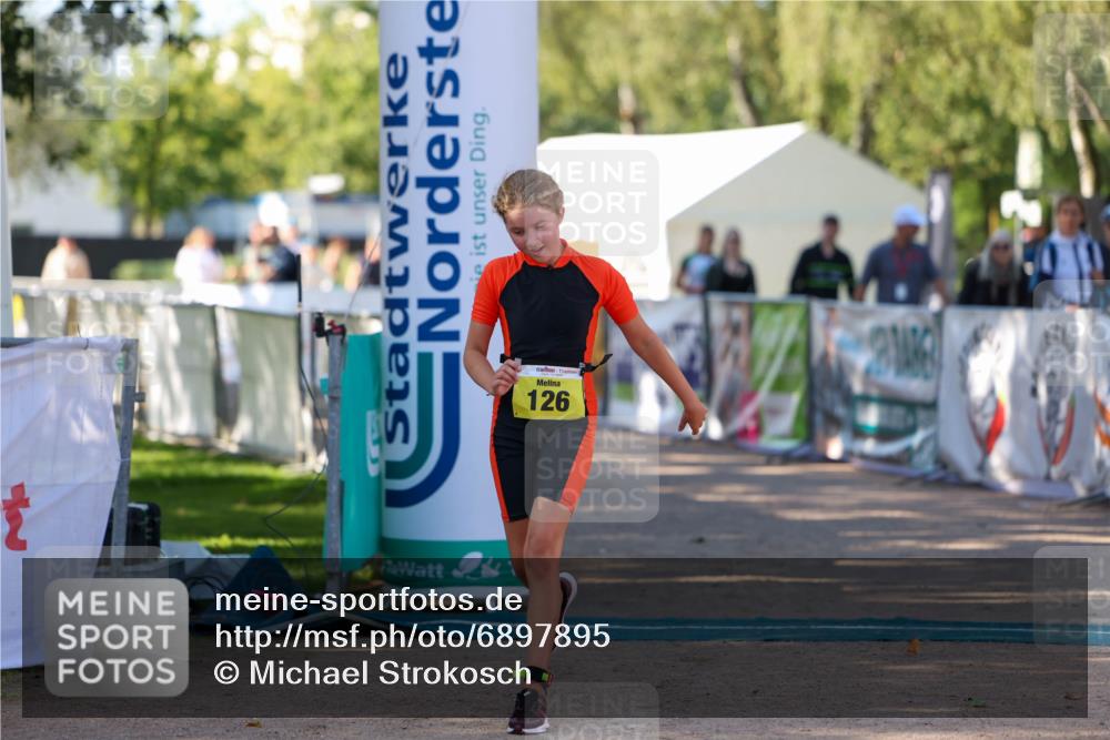 01.09.2024 - 17. Tribühne Triathlon Michael Strokosch http://msf.ph/oto/6897895 01.09.2024 09:55:05 Ziel 126 meine-sportfotos.de