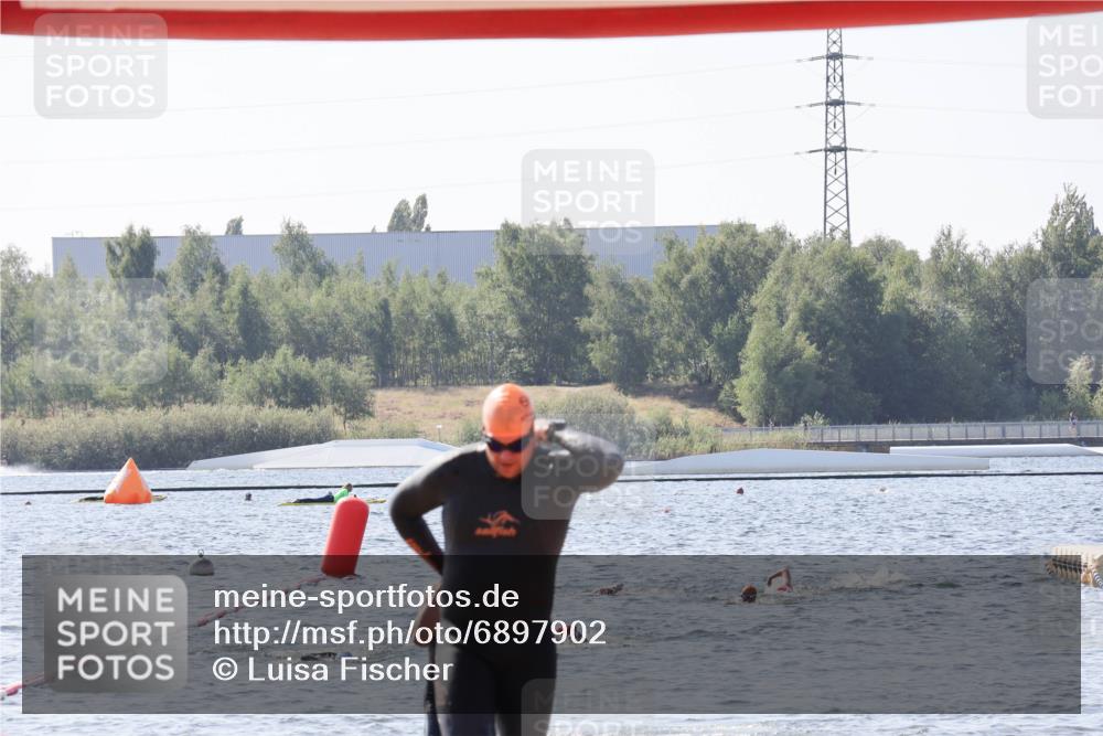 01.09.2024 - 17. Tribühne Triathlon Luisa Fischer http://msf.ph/oto/6897902 01.09.2024 11:43:03 Schwimmen 658, 686 meine-sportfotos.de