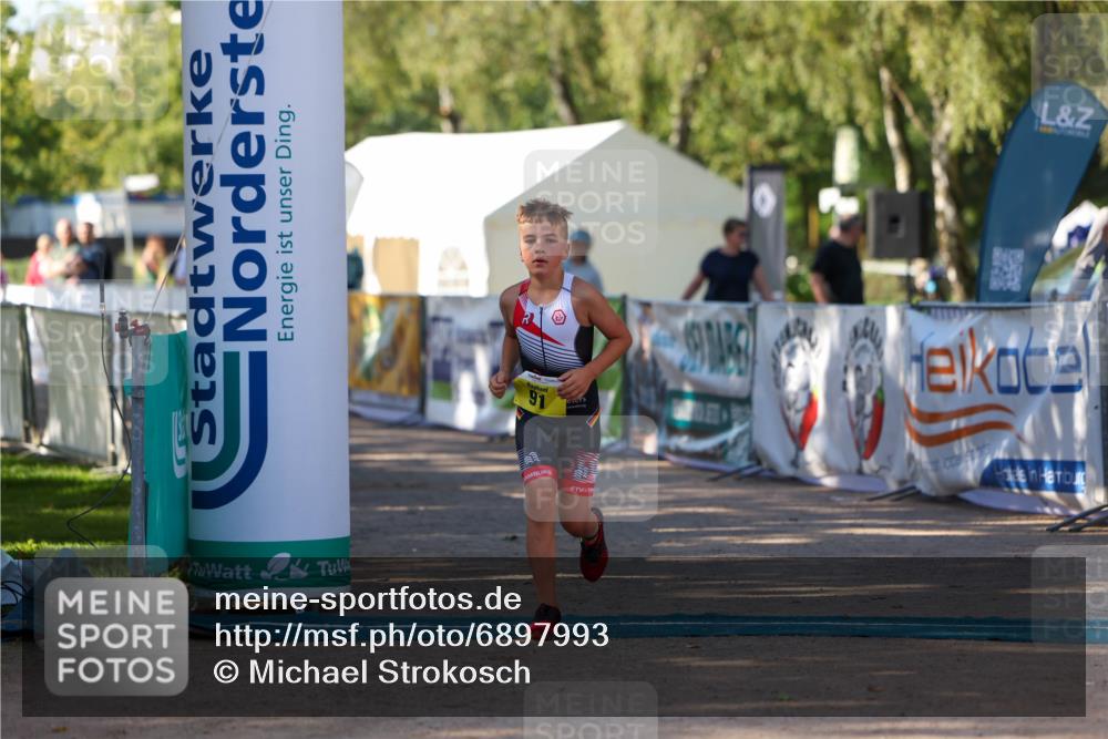 01.09.2024 - 17. Tribühne Triathlon Michael Strokosch http://msf.ph/oto/6897993 01.09.2024 09:55:20 Ziel 91 meine-sportfotos.de