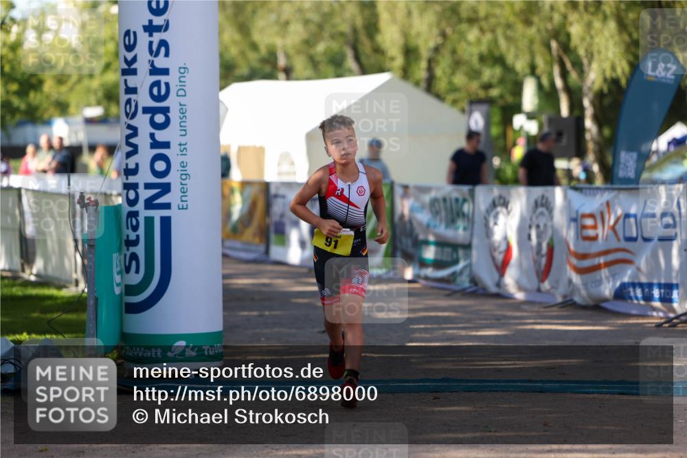 01.09.2024 - 17. Tribühne Triathlon Michael Strokosch http://msf.ph/oto/6898000 01.09.2024 09:55:21 Ziel 91 meine-sportfotos.de