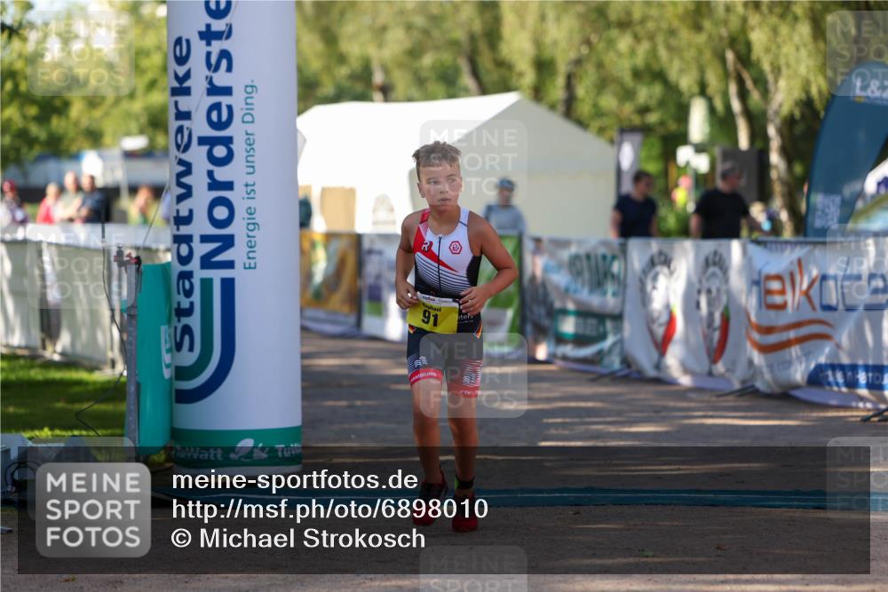01.09.2024 - 17. Tribühne Triathlon Michael Strokosch http://msf.ph/oto/6898010 01.09.2024 09:55:21 Ziel 91 meine-sportfotos.de