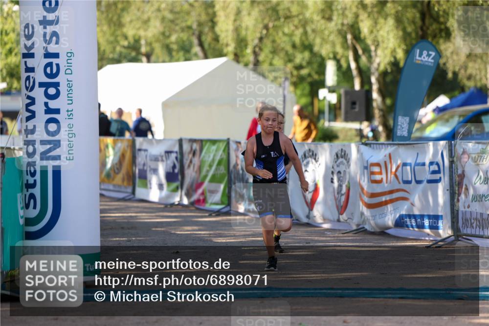 01.09.2024 - 17. Tribühne Triathlon Michael Strokosch http://msf.ph/oto/6898071 01.09.2024 09:55:45 Ziel 116, 122 meine-sportfotos.de