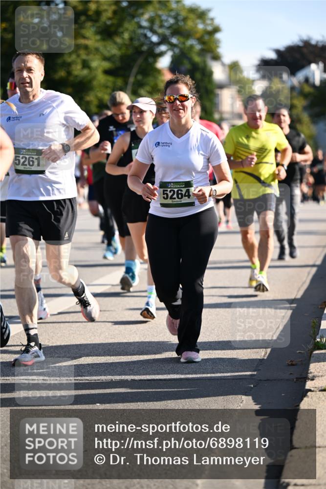 01.09.2024 - BARMER Alsterlauf Dr. Thomas Lammeyer http://msf.ph/oto/6898119 01.09.2024 09:36:15 Laufen 5261, 5264 meine-sportfotos.de