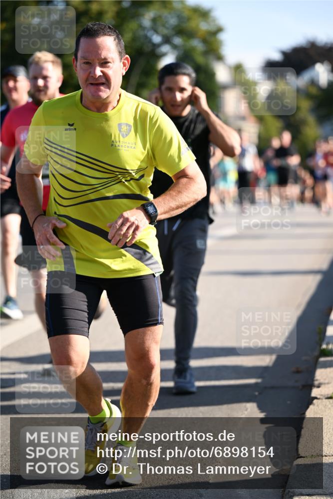 01.09.2024 - BARMER Alsterlauf Dr. Thomas Lammeyer http://msf.ph/oto/6898154 01.09.2024 09:36:18 Laufen 1950 meine-sportfotos.de