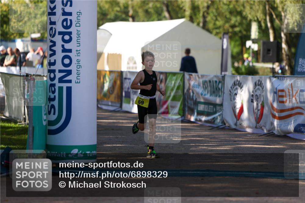 01.09.2024 - 17. Tribühne Triathlon Michael Strokosch http://msf.ph/oto/6898329 01.09.2024 09:57:18 Ziel 69 meine-sportfotos.de