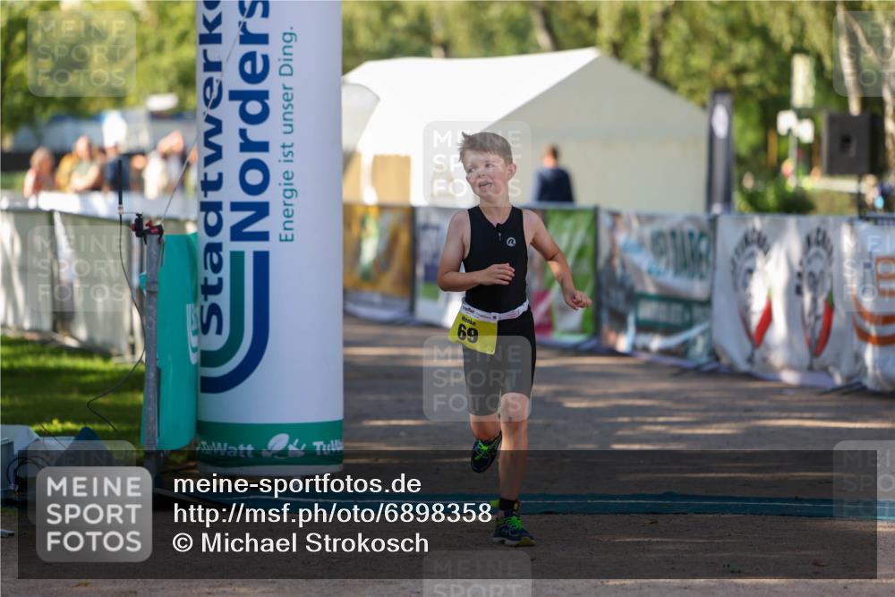 01.09.2024 - 17. Tribühne Triathlon Michael Strokosch http://msf.ph/oto/6898358 01.09.2024 09:57:20 Ziel 69 meine-sportfotos.de