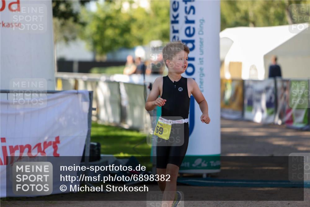 01.09.2024 - 17. Tribühne Triathlon Michael Strokosch http://msf.ph/oto/6898382 01.09.2024 09:57:21 Ziel 69 meine-sportfotos.de