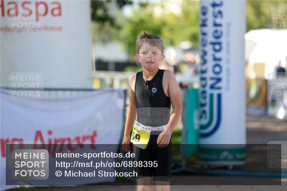 01.09.2024 - 17. Tribühne Triathlon Michael Strokosch http://msf.ph/oto/6898395 01.09.2024 09:57:22 Ziel 69 meine-sportfotos.de
