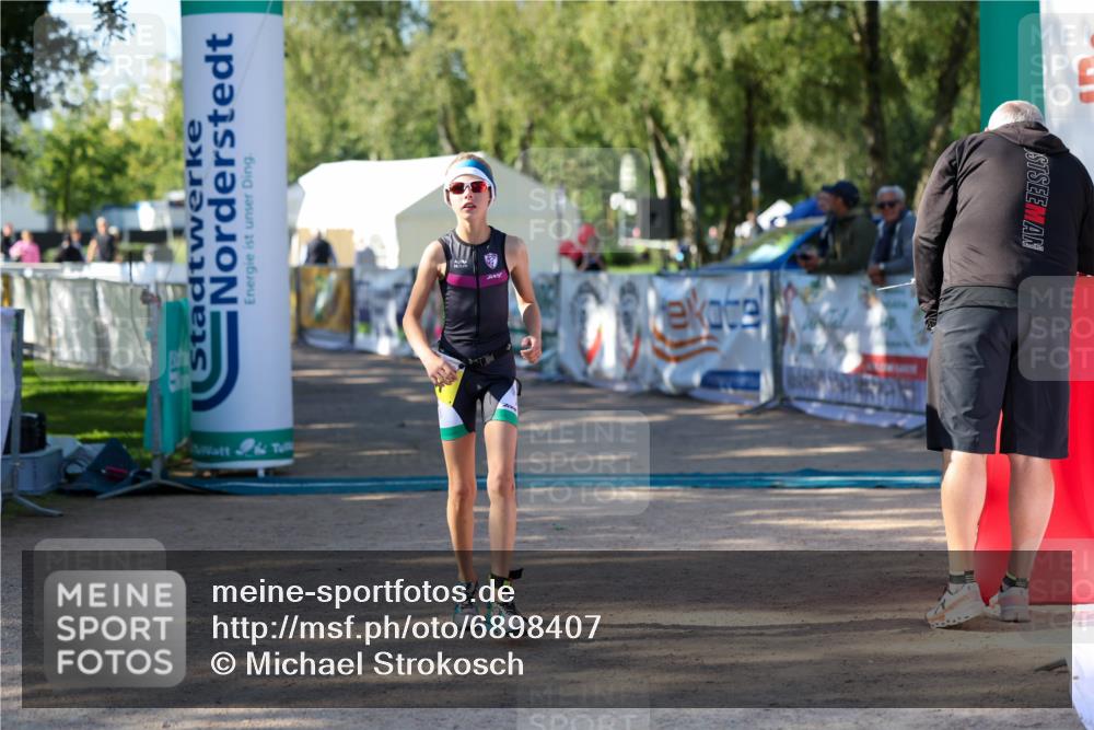 01.09.2024 - 17. Tribühne Triathlon Michael Strokosch http://msf.ph/oto/6898407 01.09.2024 09:58:59 Ziel 101 meine-sportfotos.de