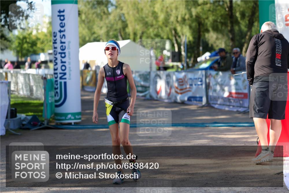 01.09.2024 - 17. Tribühne Triathlon Michael Strokosch http://msf.ph/oto/6898420 01.09.2024 09:59:00 Ziel 101 meine-sportfotos.de