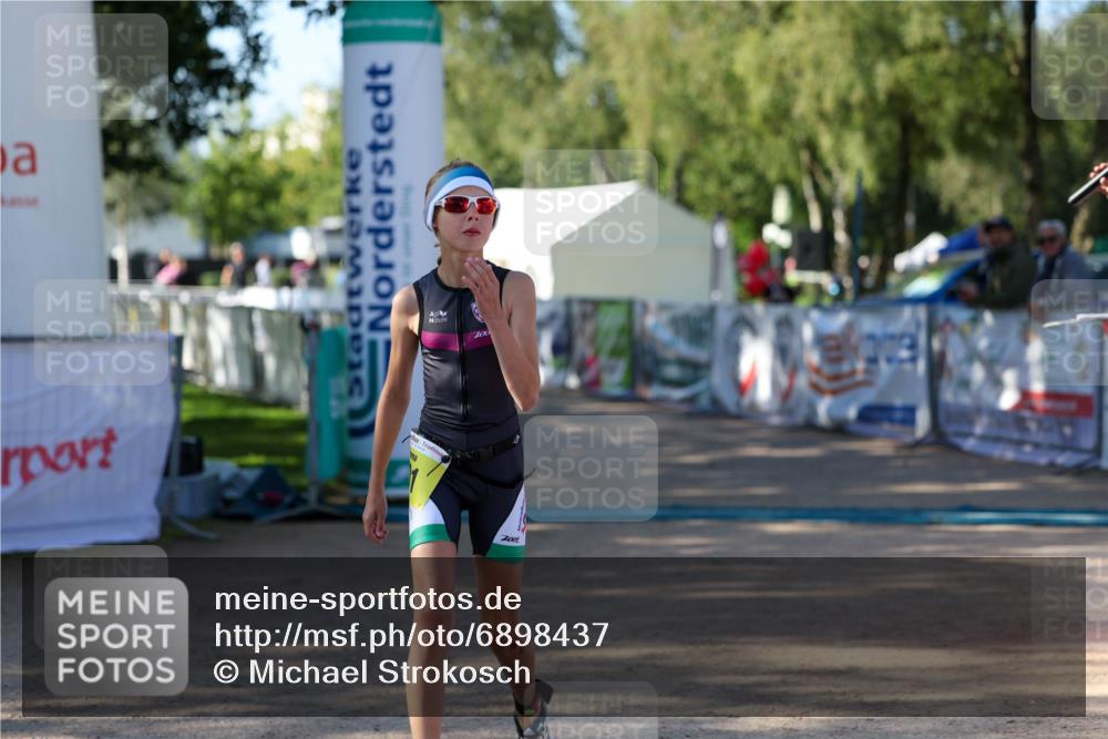 01.09.2024 - 17. Tribühne Triathlon Michael Strokosch http://msf.ph/oto/6898437 01.09.2024 09:59:01 Ziel 101 meine-sportfotos.de