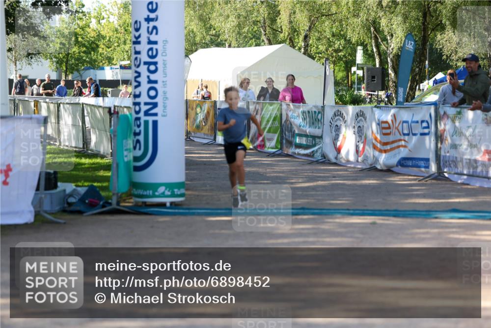 01.09.2024 - 17. Tribühne Triathlon Michael Strokosch http://msf.ph/oto/6898452 01.09.2024 10:01:21 Ziel 120 meine-sportfotos.de