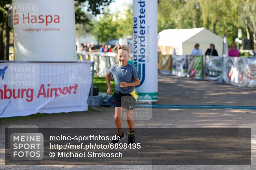 01.09.2024 - 17. Tribühne Triathlon Michael Strokosch http://msf.ph/oto/6898495 01.09.2024 10:01:23 Ziel 120 meine-sportfotos.de
