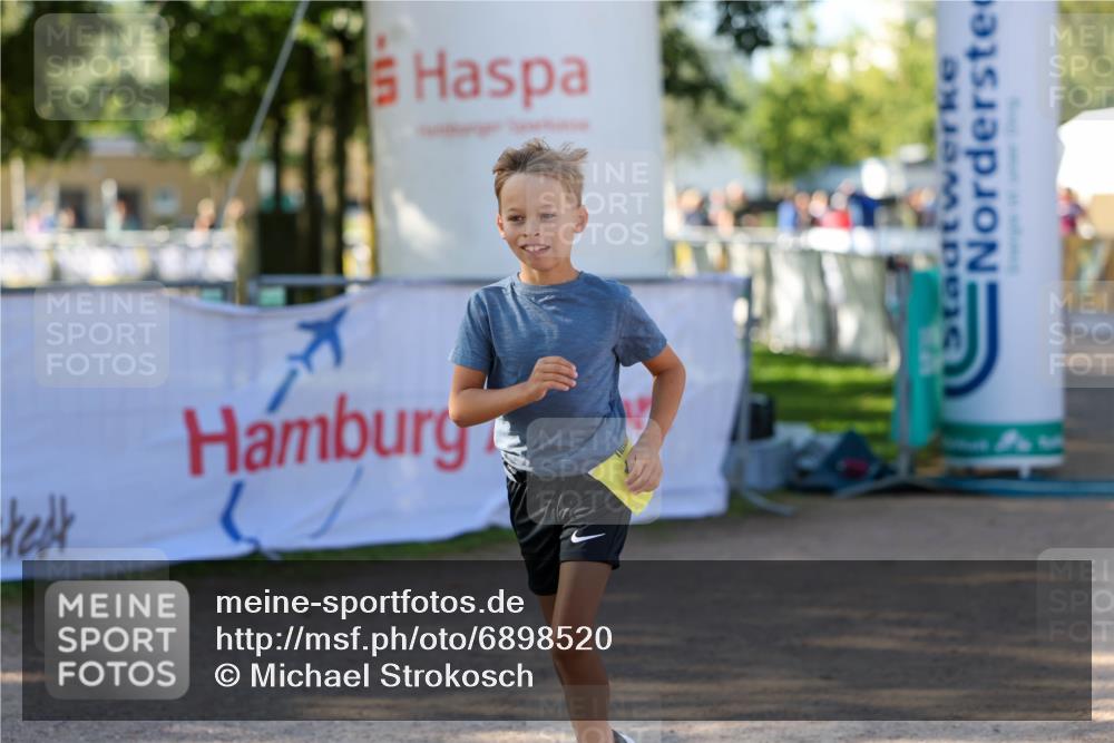 01.09.2024 - 17. Tribühne Triathlon Michael Strokosch http://msf.ph/oto/6898520 01.09.2024 10:01:24 Ziel 120 meine-sportfotos.de