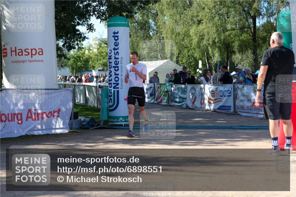 01.09.2024 - 17. Tribühne Triathlon Michael Strokosch http://msf.ph/oto/6898551 01.09.2024 10:39:38 Ziel 1075 meine-sportfotos.de