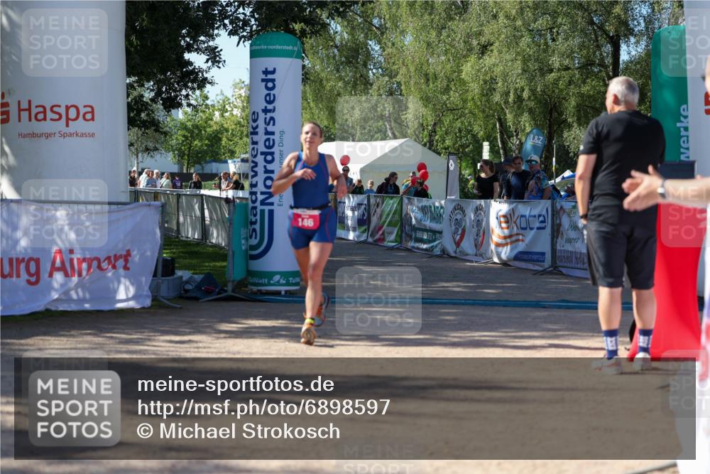 01.09.2024 - 17. Tribühne Triathlon Michael Strokosch http://msf.ph/oto/6898597 01.09.2024 10:43:43 Ziel 146 meine-sportfotos.de