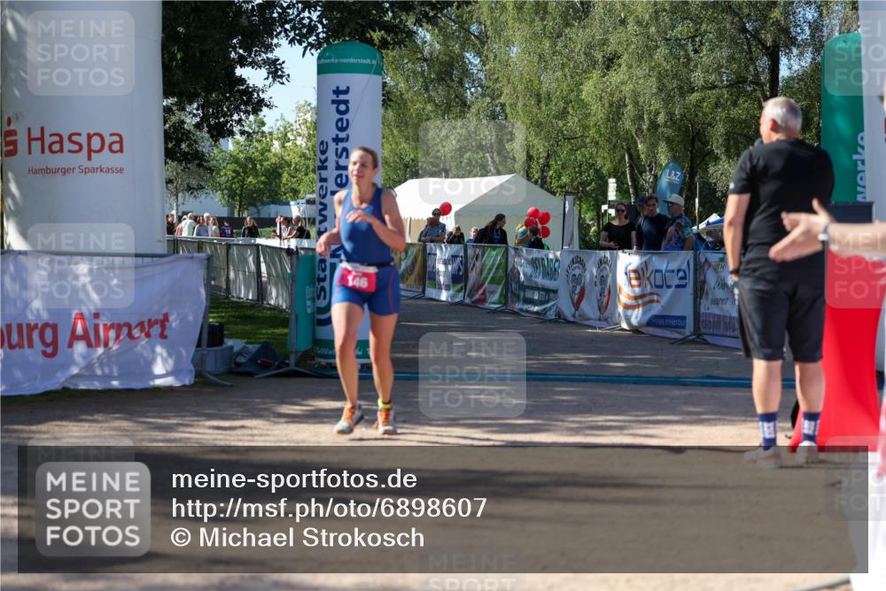 01.09.2024 - 17. Tribühne Triathlon Michael Strokosch http://msf.ph/oto/6898607 01.09.2024 10:43:43 Ziel 146 meine-sportfotos.de