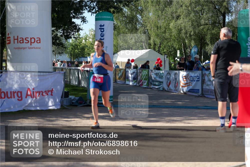 01.09.2024 - 17. Tribühne Triathlon Michael Strokosch http://msf.ph/oto/6898616 01.09.2024 10:43:43 Ziel 146 meine-sportfotos.de